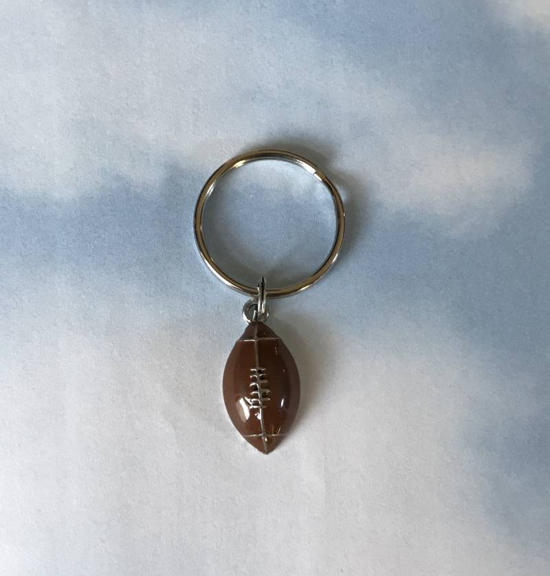 Emaillierter Fußball-Schlüsselanhänger Sportgeschenk von AngelDesignsByDenise
