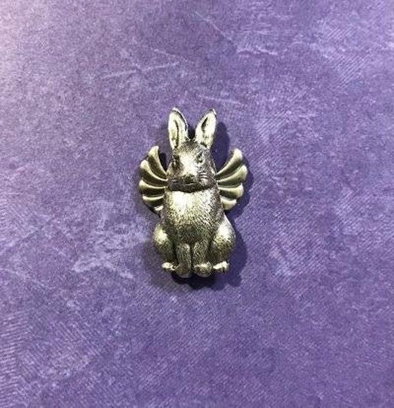 Hase Engel Pin von AngelDesignsByDenise