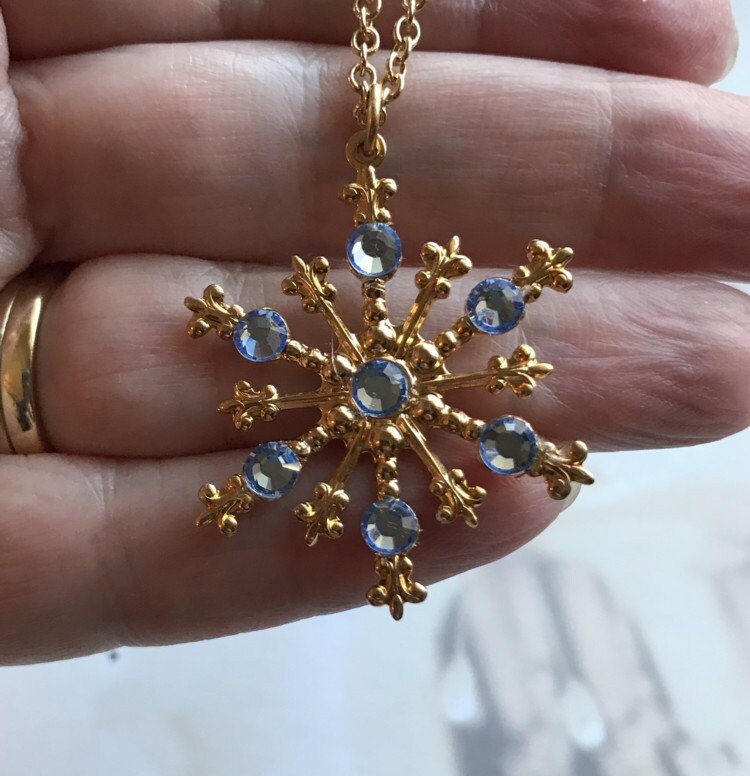 Leichte Blaue Crystal Schneeflocke Halskette Oder Ohrringe von AngelDesignsByDenise