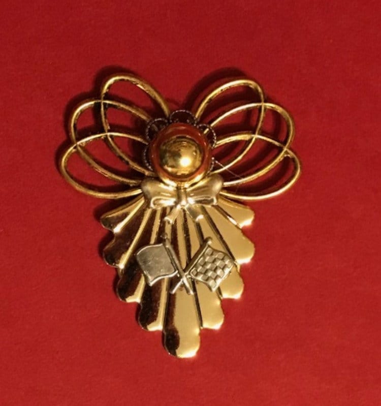 Rennsport-Engel-Pin von AngelDesignsByDenise