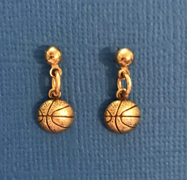 Winzige Basketball-Ohrringe von AngelDesignsByDenise