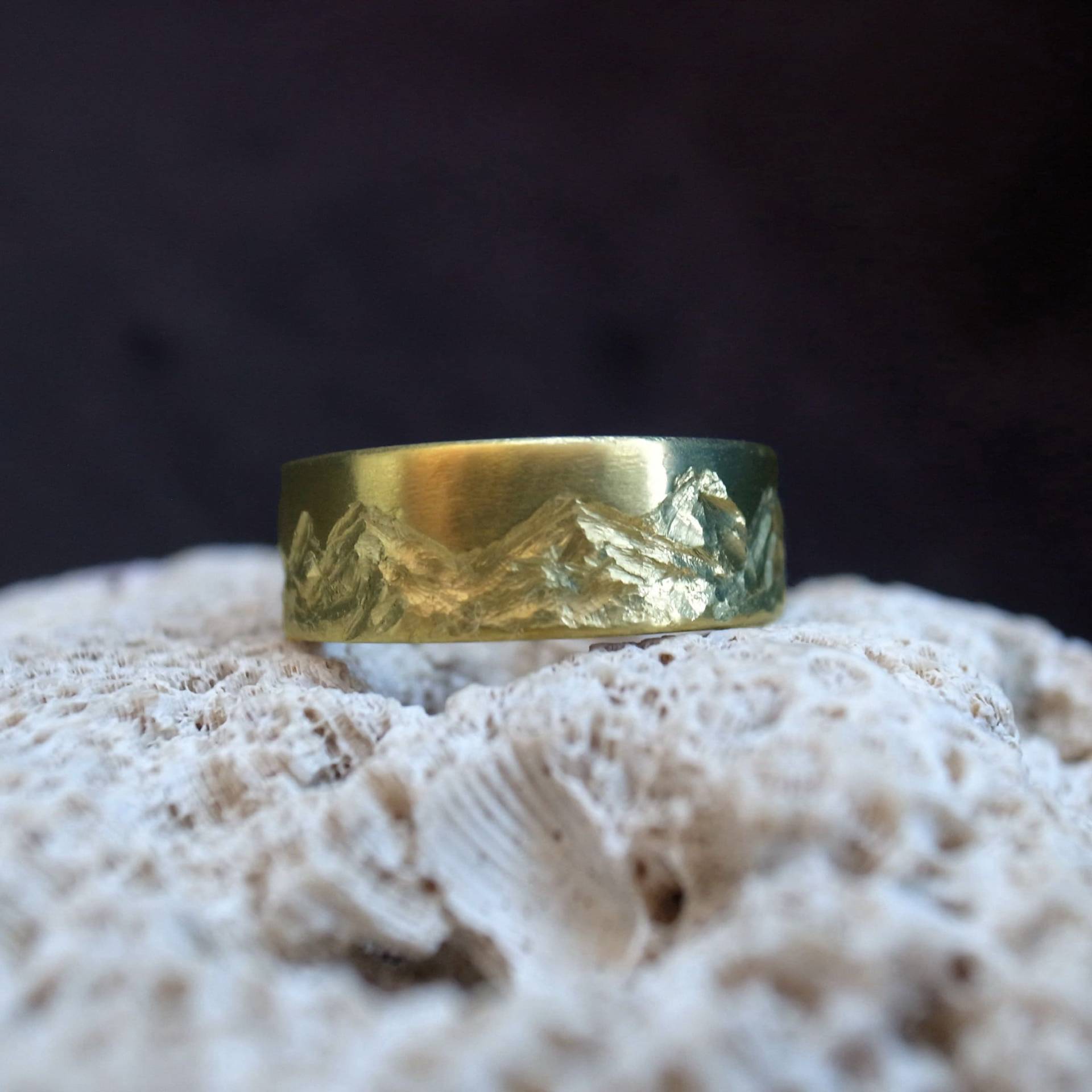 Bergkette Ring, Titan Eloxierte Goldfarbe, Handgemachte Gravur Felsig, Rauer Frauen Männer Ehering, Schmuck von AngelGardenByChilly