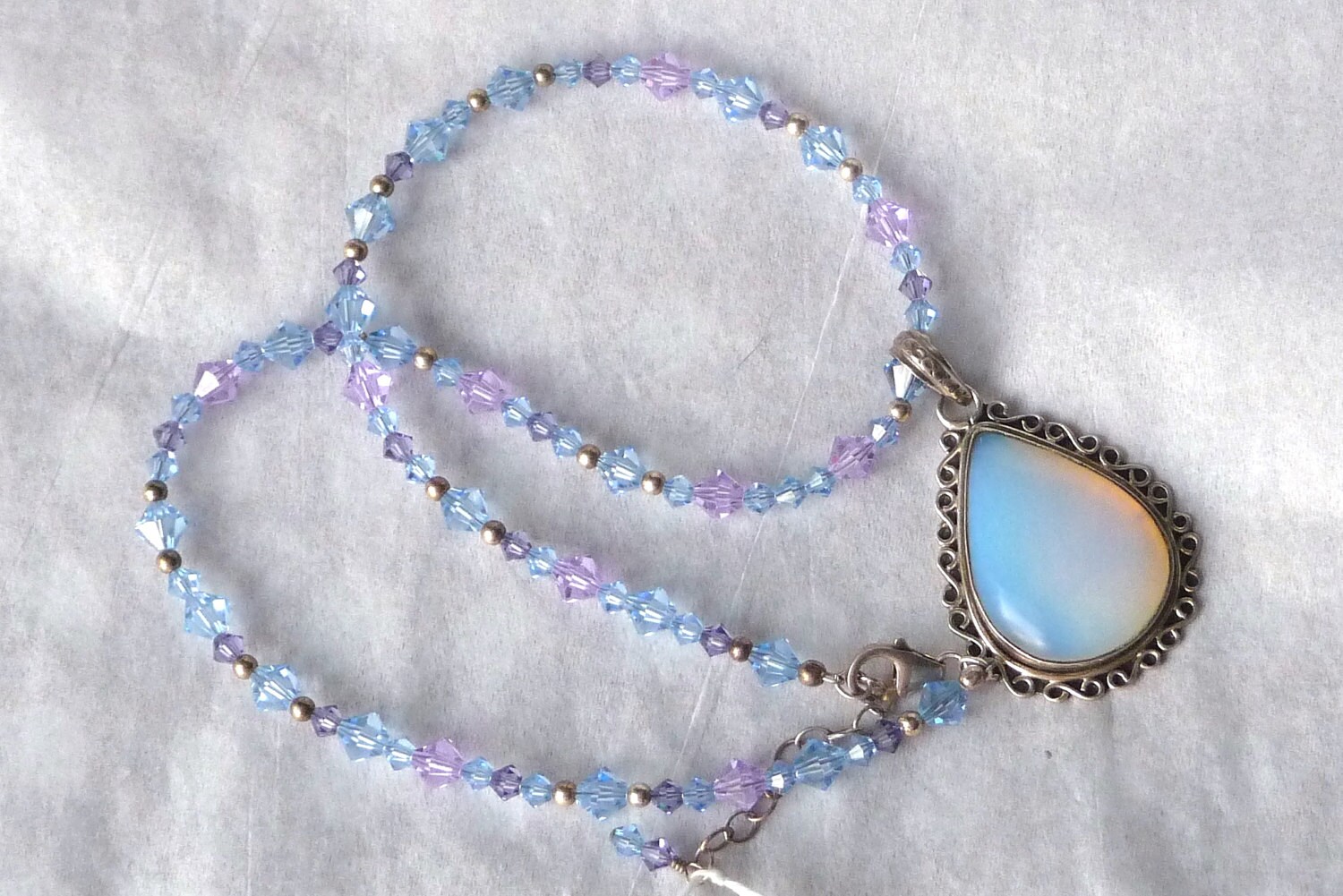 Wunderschöne Swarovski Kristall Halskette Mit Großen Opalite Tropfen Sterling Silber Anhänger - Hellblauer Lavendel Muttertagsgeschenk Wunderschöne Swarovski Kristall Halskette Mit Großen Opalite Tropfen Sterling Silber Anhänger - Hellblauer Lavendel Muttertagsgeschenk von AngelGrace