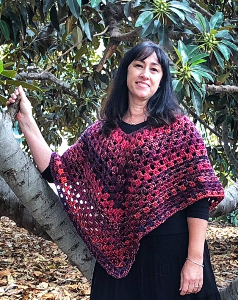 Poncho Frauen Lebendige Viva Vino Reds Poncho Frauen Lebendige Viva Vino Reds von AngelHookAndYarn