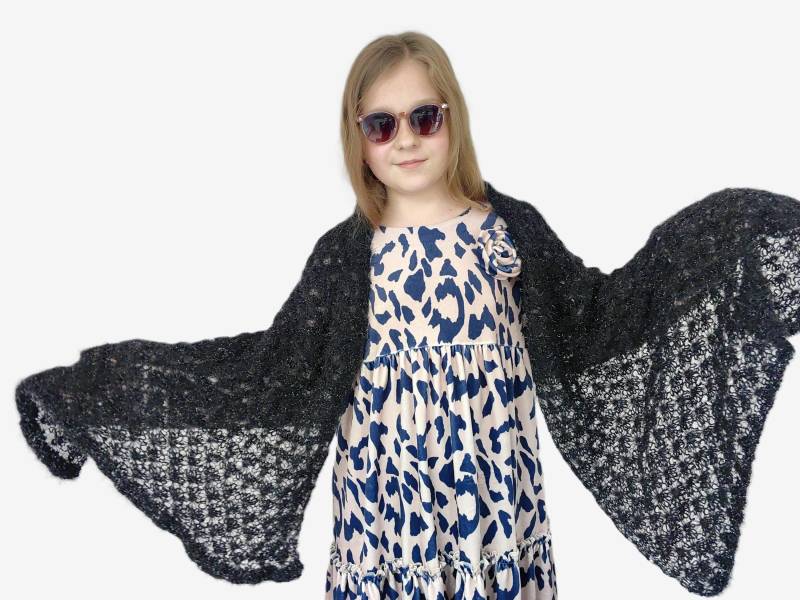 Handgestrickter Schwarzer Mohair-Schal Weicher, Flauschiger Spitzen-Wrap-Halloween-Eleganter Abendschal, Kuscheliges Handgefertigtes Cape von AngelKnitGift