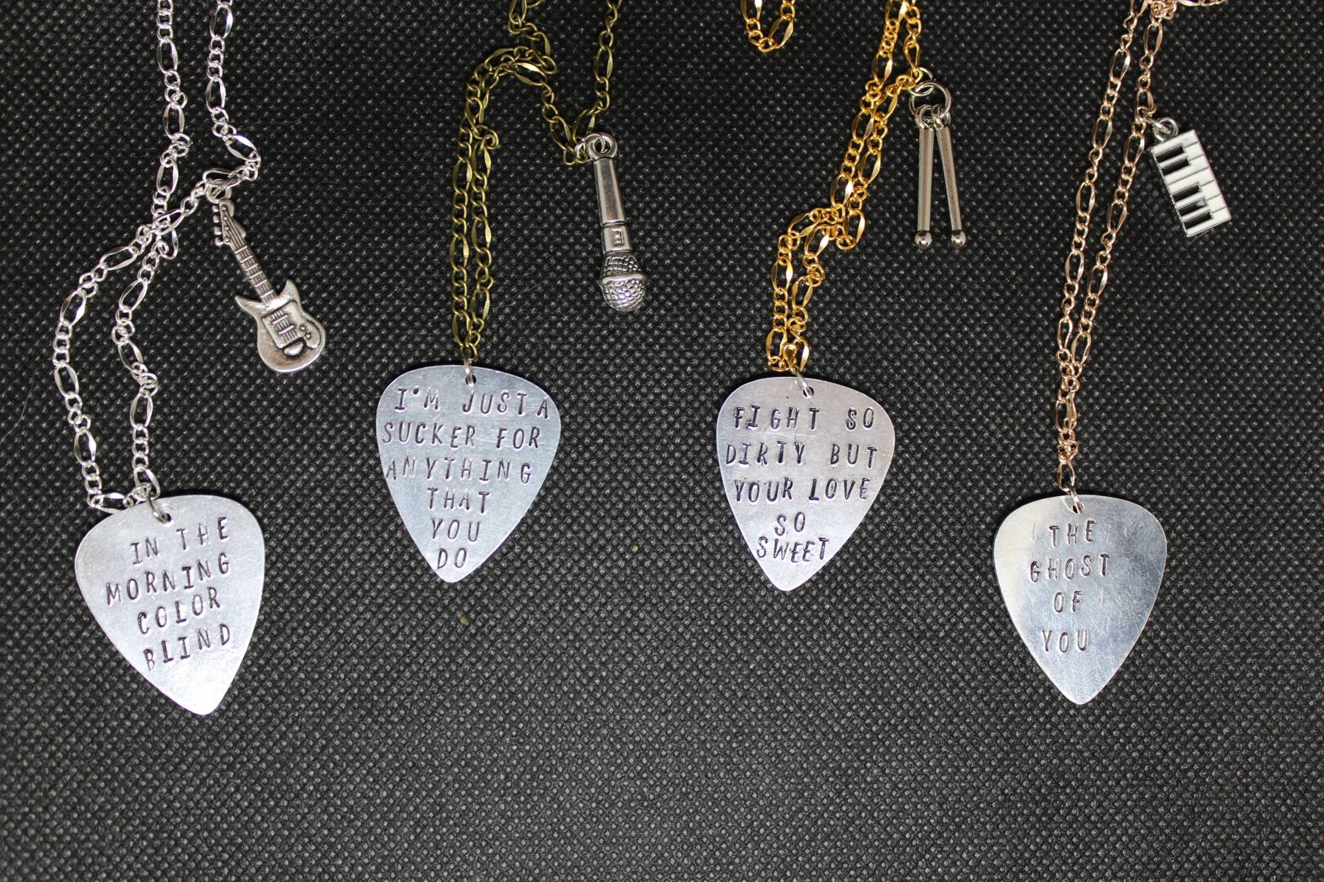 5 Seconds Of Summer Inspiriert Songtexte Gitarre Plektrum Halskette Mit Charms || Aluminium Hand Gestempelt Musik von AngelStampedCrafts