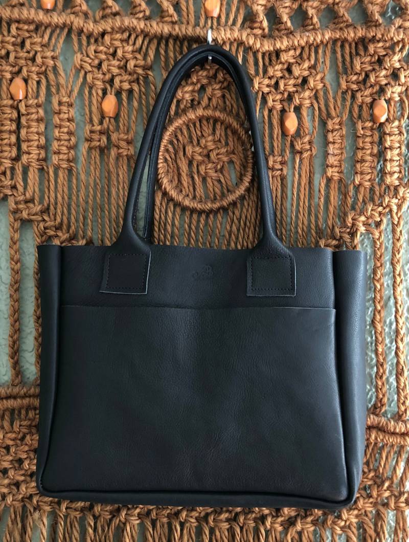 Handgemachte Reisetasche Aus Matte Black Pflanzlich Gegerbtes Rindsleder Veg Tan von AngelaBacskocky