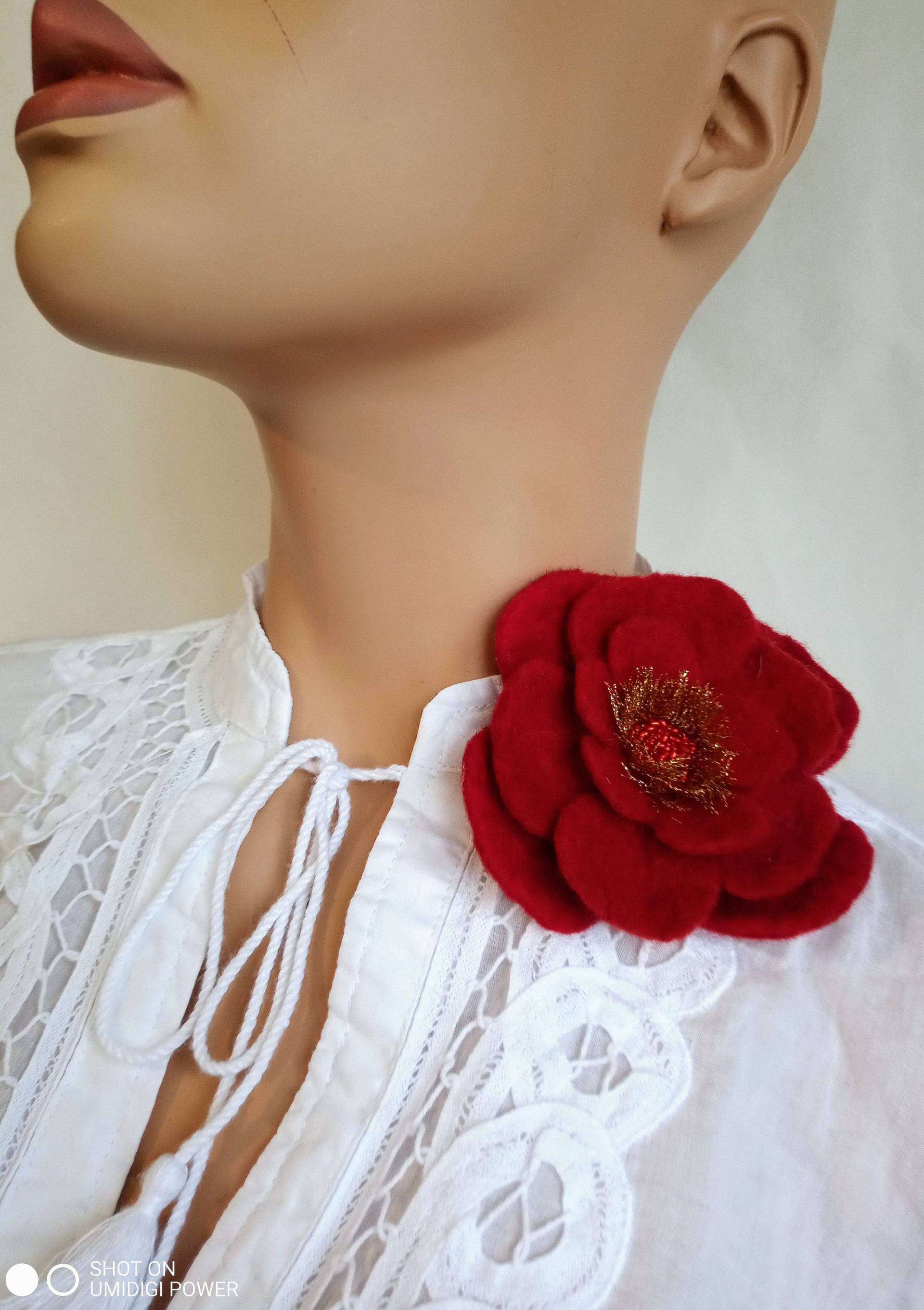 Handgemachte Wollfilz Blumen Brosche Rot & Gold, Tragbare Kunst von AngelaVolkFelt