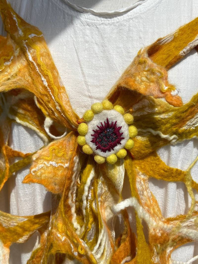 Handgefilzte Blumenbrosche Aus Merinowolle Weiß, Burgund Und Gelb Handgefilzte Blumenbrosche Aus Merinowolle Weiß, Burgund Und Gelb von Angelab5705