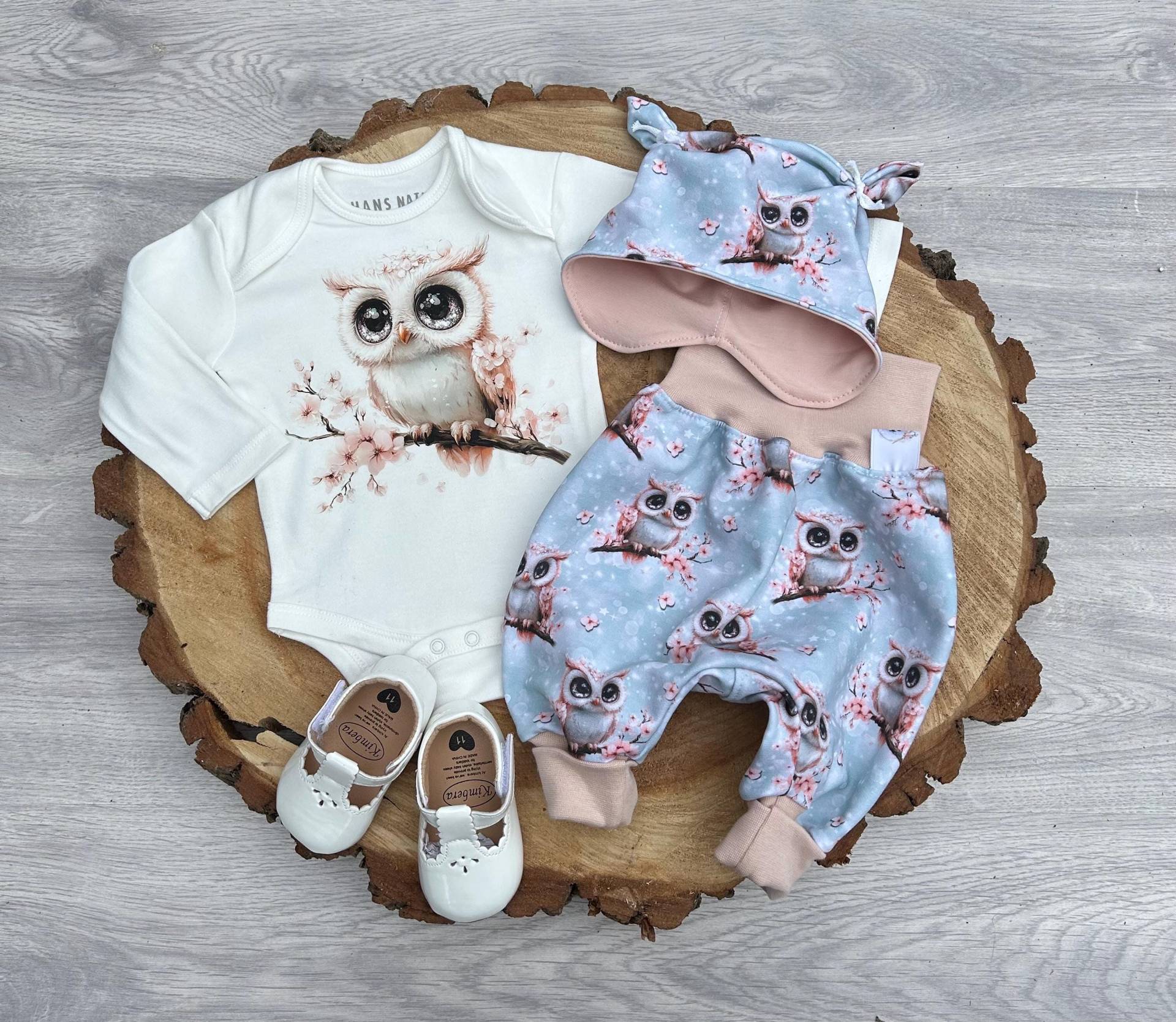 Baby Outfit Mädchen Neugeborene Mit Eulen Design Body Hose Mütze Set Handgemachte Babykleidung Geburt Angele Handmade Baby Outfit Mädchen Neugeborene Mit Eulen Design Body Hose Mütze Set Handgemachte Babykleidung Geburt Angele Handmade von AngeleHandmadeShop