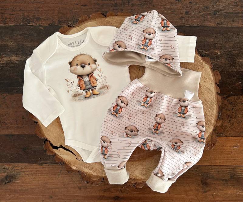 Baby Set Emil Otter | Handmade Body Pumphose Mütze Zauberwald Kollektion Geschenk Geburt Taufe Kleidung Unisex von AngeleHandmadeShop