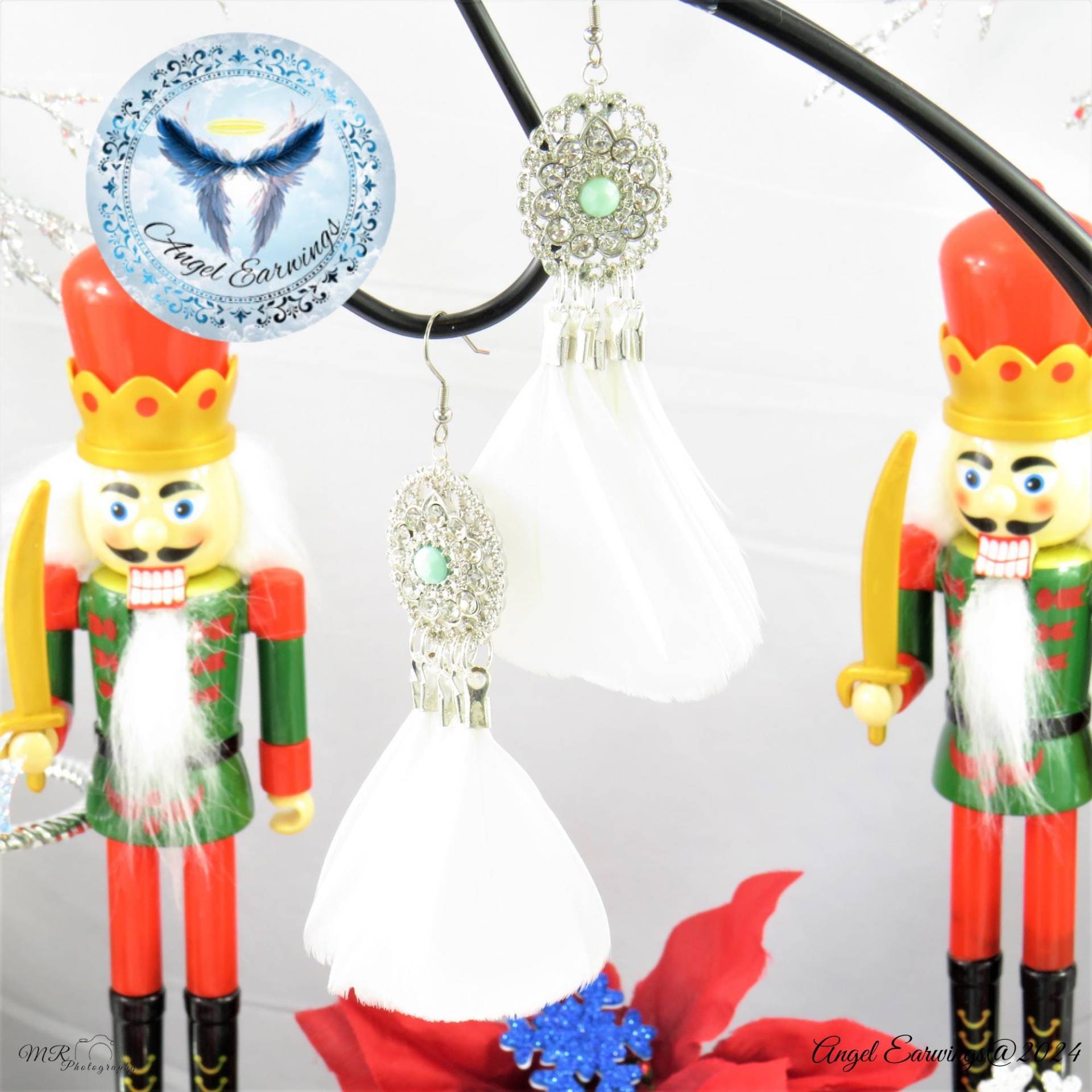 Ice Queen - Feder Ohrringe Weiße Federn Charm Versilbert Hypoallergen von Angelearwings
