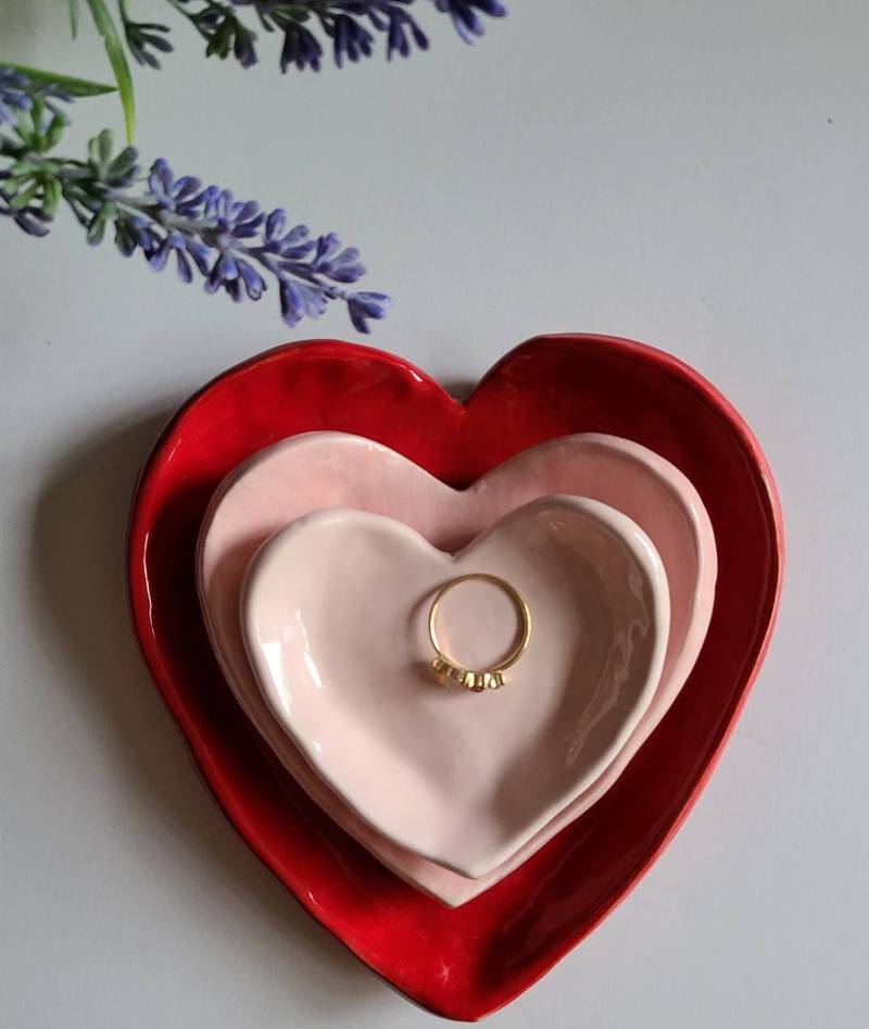 Keramik Herz Geformt Valentine Herzen Geschenkset Handmade Drei Verschachtelung Teller Schmuckstück Schmuckschale Teehalter von Angelheartdesigns