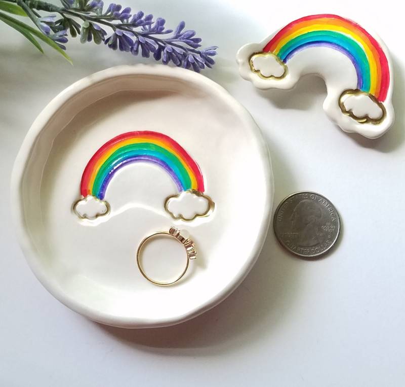 Schmuckschale Regenbogen/Hochzeitsteller Regenbogen/Weiße Keramik Mit Wolken Glanzlack Schmuckaufbewahrung/Gay Pride Geschenk/Wohnkultur von Angelheartdesigns