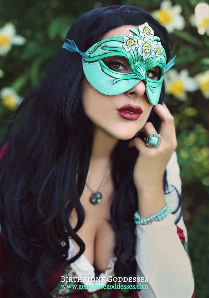 Dezembermutter Türkis Und Narzisse Ledermaske - Limitierte Edition 1 Von 10 Geburtsstein Geburtsblume Jugendstil Karneval Maskerade von AngelicArtisan