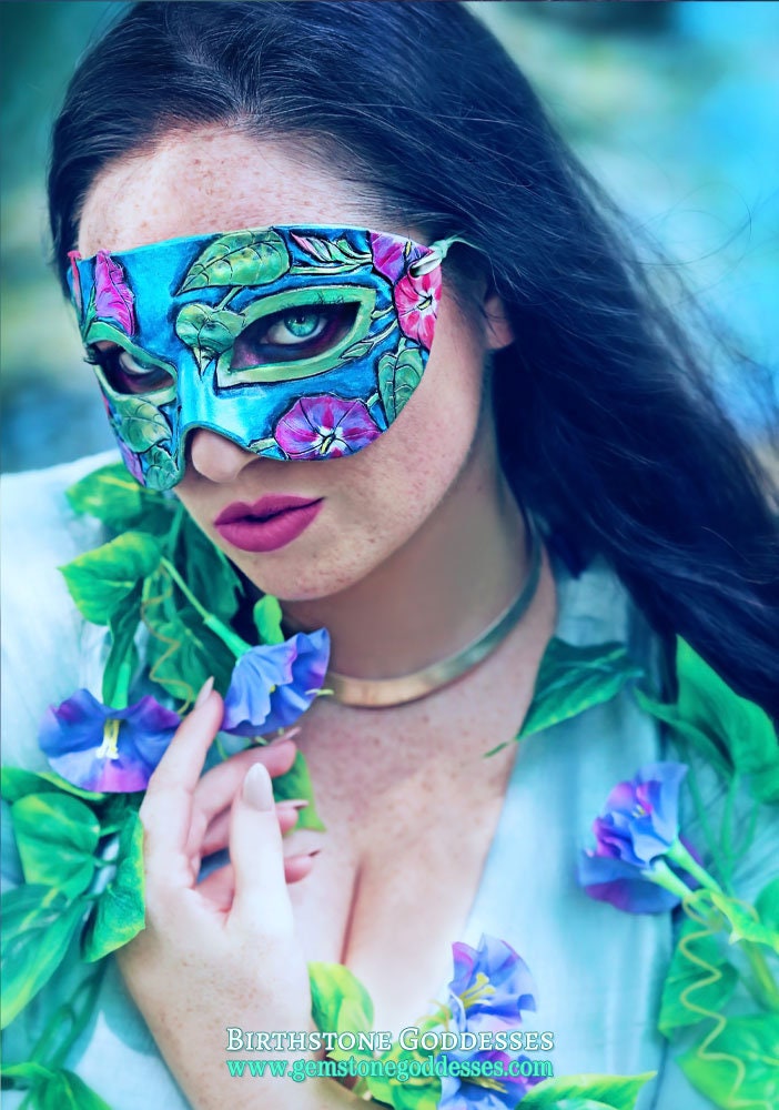 Lady Of September Sapphire Morning Glory Ledermaske - Limitierte Edition 2 Von 10 Geburtsstein Geburtsblume Jugendstil Karneval Maskerade von AngelicArtisan