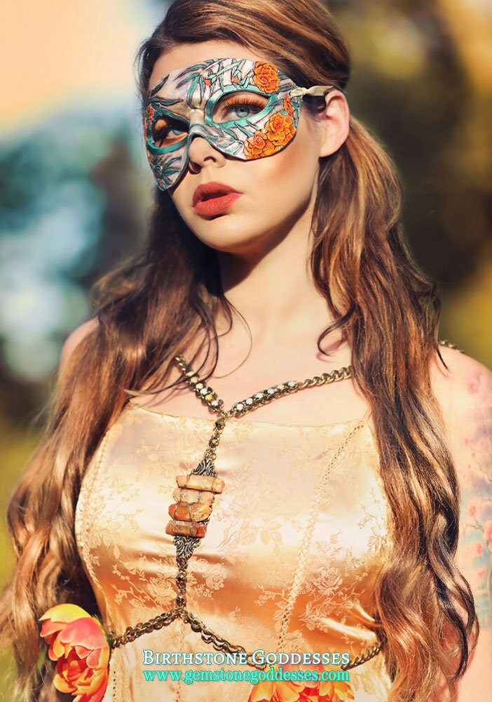 Oktobermutter Opal Und Ringelblumen Maske - Limitierte Auflage 1 Von 10 Geburtsstein Geburtsblume Jugendstil Karneval Maskerade von AngelicArtisan