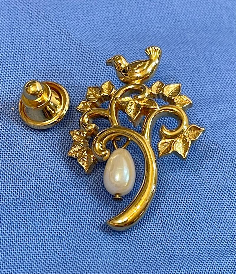 Avon Weihnachtslapel Tac Pin. Rebhuhn in Einem Birnbaum. "The First Day Of Christmas" Perle Weihnachtsschmuck 1990 Buchstück. Geschenkbox von AngelicBeaders
