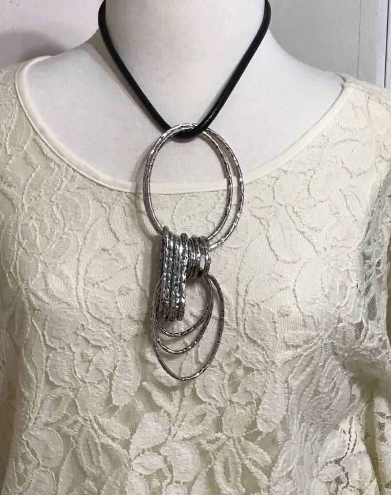 Brutalist Statement Kette Boho Anhänger Aus Gummikordel von AngelicBeaders