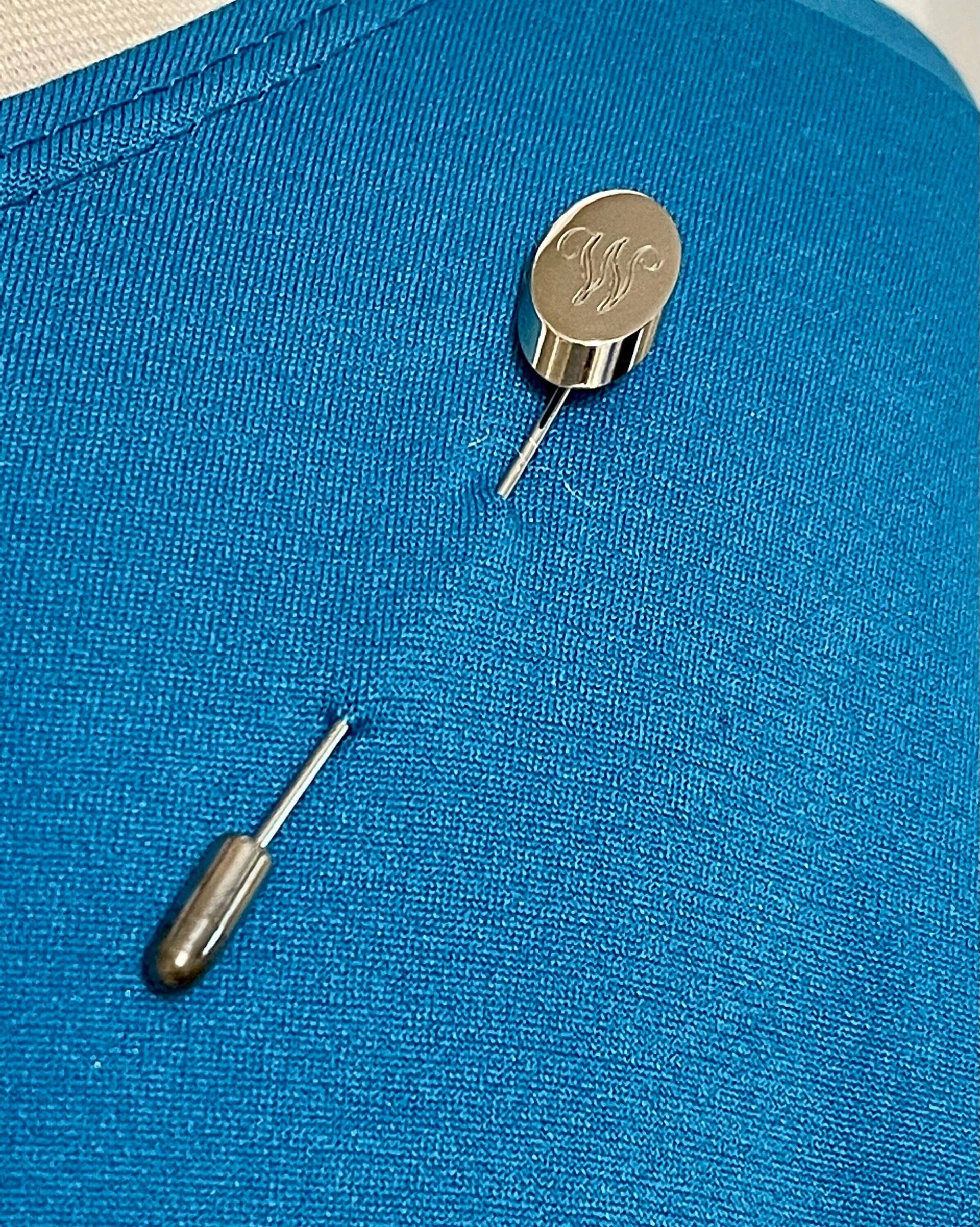 Buchstabe Initiale W Stick Pin. Cursive Script Monogramm Personalisierte Brosche 1970Er Jahre Schmuck. Geschenkbox Buchstabe Initiale W Stick Pin. Cursive Script Monogramm Personalisierte Brosche 1970Er Jahre Schmuck. Geschenkbox von AngelicBeaders