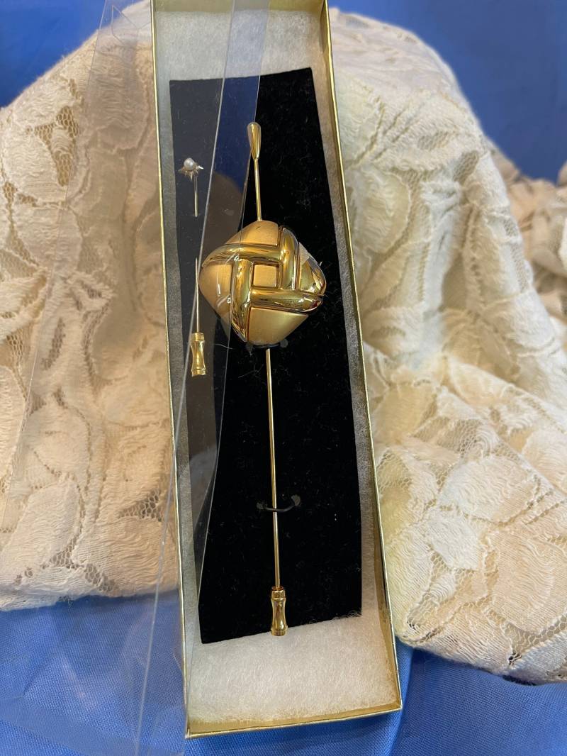 Große Goldfarbene Hutnadel Und Perlenstabnadel. Zweier-Set Auf Original-Karte. Neuer Alter Lagerbestand. Unterzeichnet. Geschenkbox von AngelicBeaders