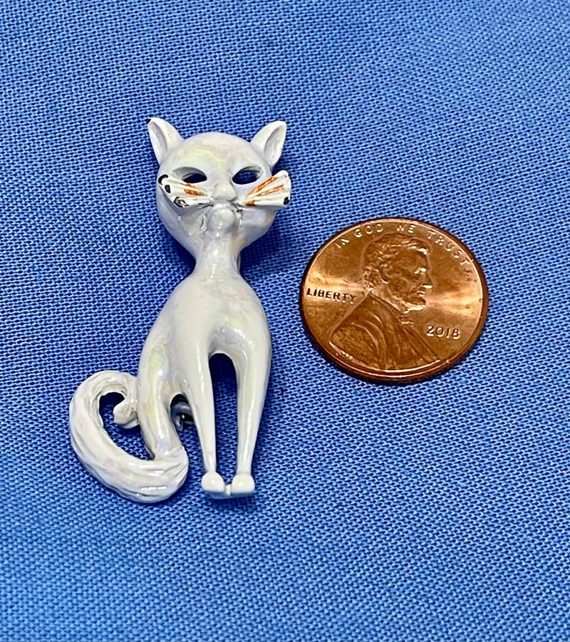 Katze Streunadel. Kleine Weiße Emaillierte Kätzchen Kitty Feline Vintage Brosche.geschenk Boxed von AngelicBeaders