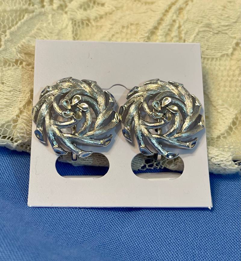 Krone Trifari Ohrclips. Silber Ton Verwirbelt. Satin, Gebürstet Und Diamantschliff Finish. Unterzeichnet. Geschenkboxen. Geschenke Unter Zwanzig von AngelicBeaders