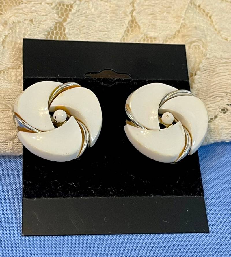 Lisner Weiße Blumen Ohrclips. Thermoset Wirbel. Designer Signiert. Geschenkbox von AngelicBeaders