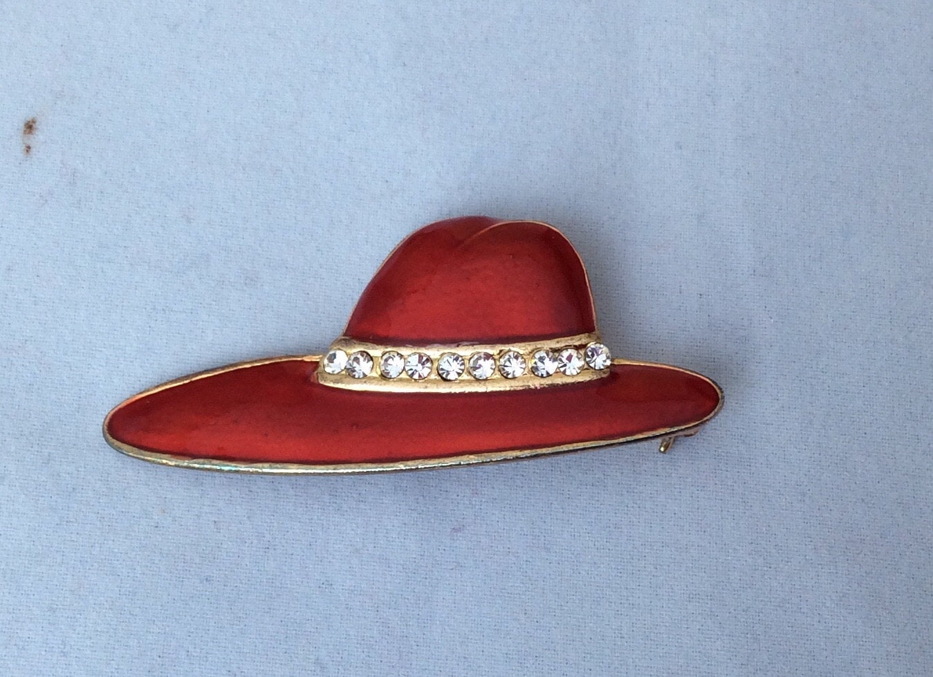 Vintage Rote Hut Strass Brosche, Gold Ton Schmuck von AngelicBeaders