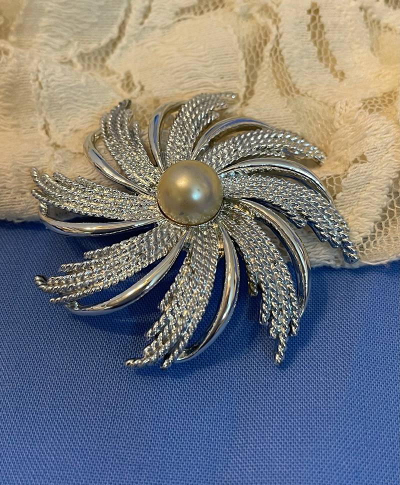 Sarah Cov "Silvery Sunburst" Brosche. Silberton Mit Simulierten Perlenakzenten. Vintage Buchstück. Geschenkbox von AngelicBeaders
