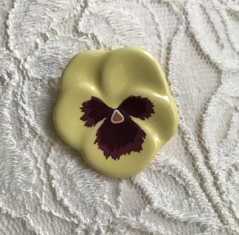 Vintage Avon Porzellan Stiefmütterchen Anstecknadel - 1981 Blumen Brosche von AngelicBeaders