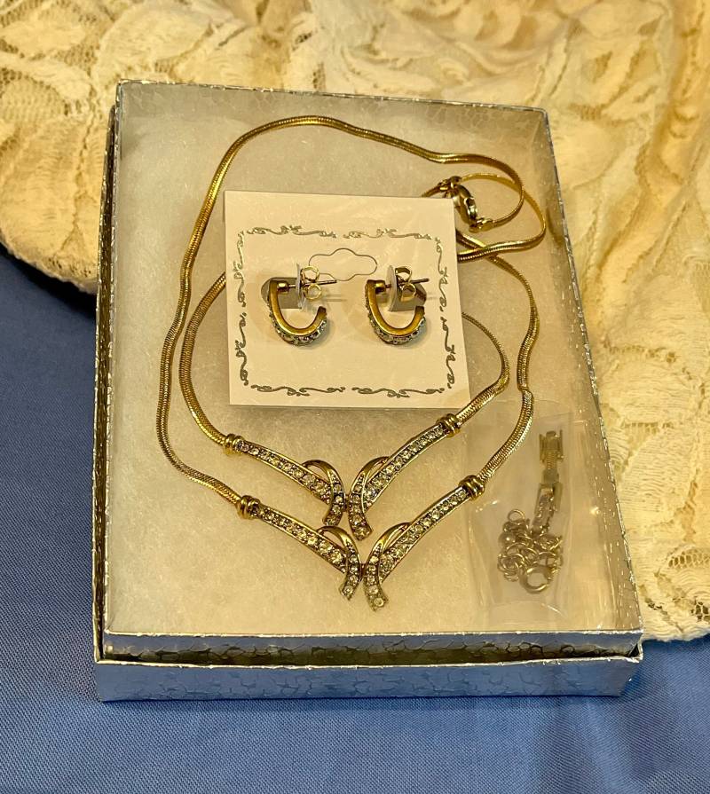Vintage Avon Strass Schmuckset. Passende Halskette Armband Ohrringe Und Verlängerungsketten. Geschenkbox von AngelicBeaders