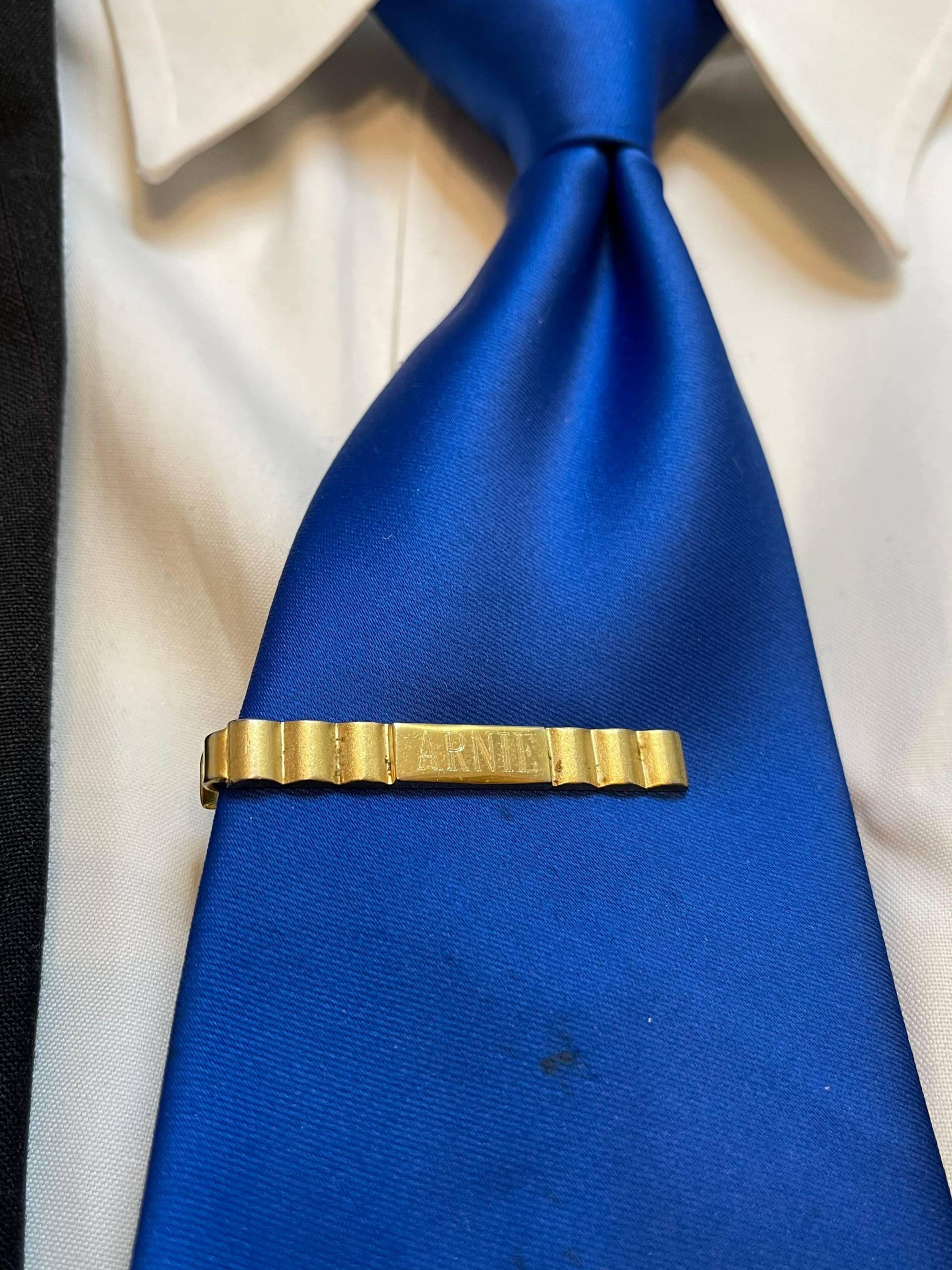 Vintage Gold Ton Krawatte Clip "Arnie" Graviert Personalisierte Monogramm Geschenk Für Papa Mann Bräutigam Absolvent Verpackt von AngelicBeaders