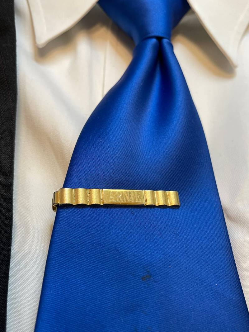 Vintage Gold Ton Krawatte Clip "Arnie" Graviert Personalisierte Monogramm Geschenk Für Papa Mann Bräutigam Absolvent Verpackt von AngelicBeaders