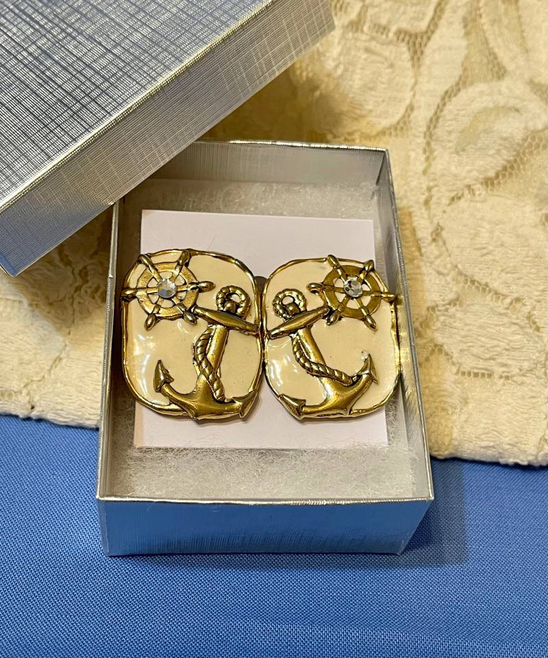 Vintage Maritime Anker & Schiff Rad Clip Ohrringe. Bootfahren Segeltörn Schmuck. Beige Creme Emaille Und Gold Ton Geschenkbox von AngelicBeaders