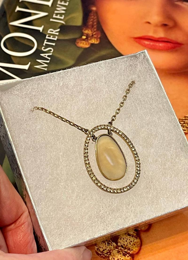 Vintage Monet Perlmutt Und Kristall Halskette. Mop Strass Anhänger An 20"-Kette. Geschenkbox von AngelicBeaders