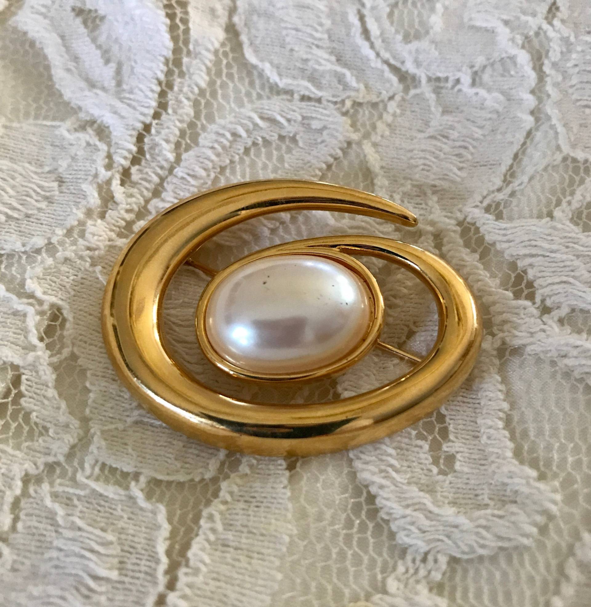 Vintage Monet Swirl Brosche in Gold Mit Faux-Perle von AngelicBeaders