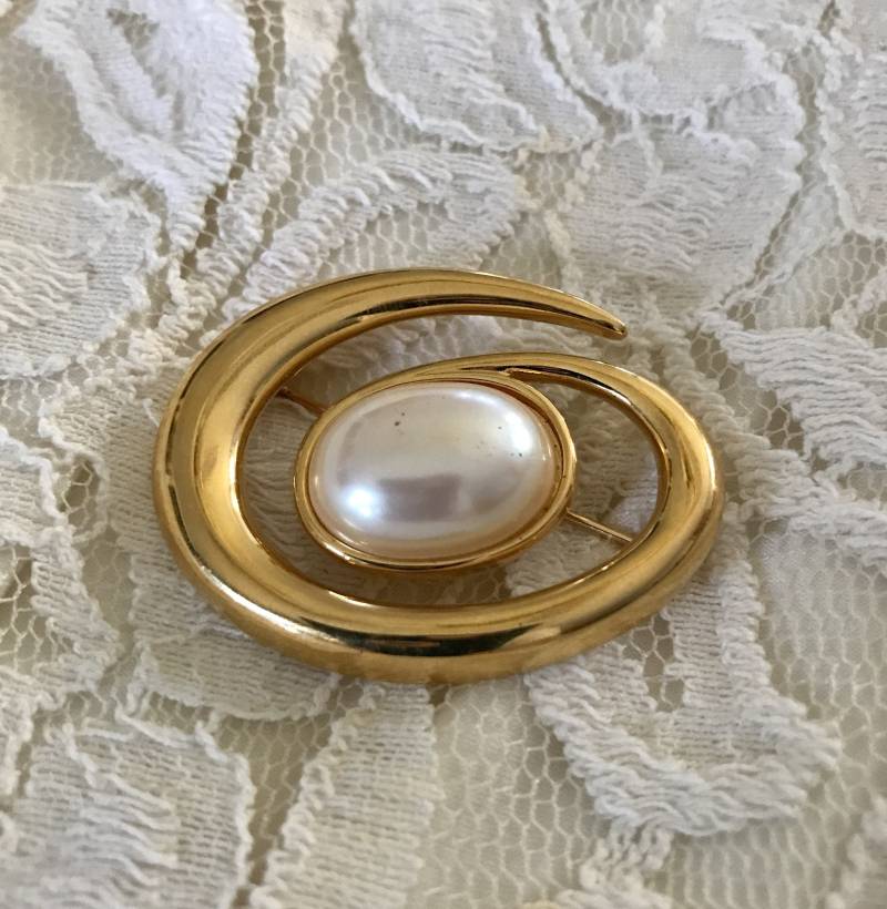 Vintage Monet Swirl Brosche in Gold Mit Faux-Perle von AngelicBeaders
