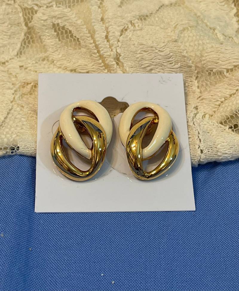Vintage Napier Creme Emaille Und Gold Ton Interlocking Loops Mit Posts Für Pierced Ohren von AngelicBeaders
