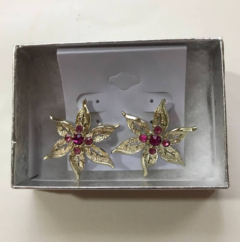 Vintage Sarah Cov Gold Tone Blumen Ohrclips Hot Pink Strass Floral, Schmuck Der 1960Er Jahre von AngelicBeaders