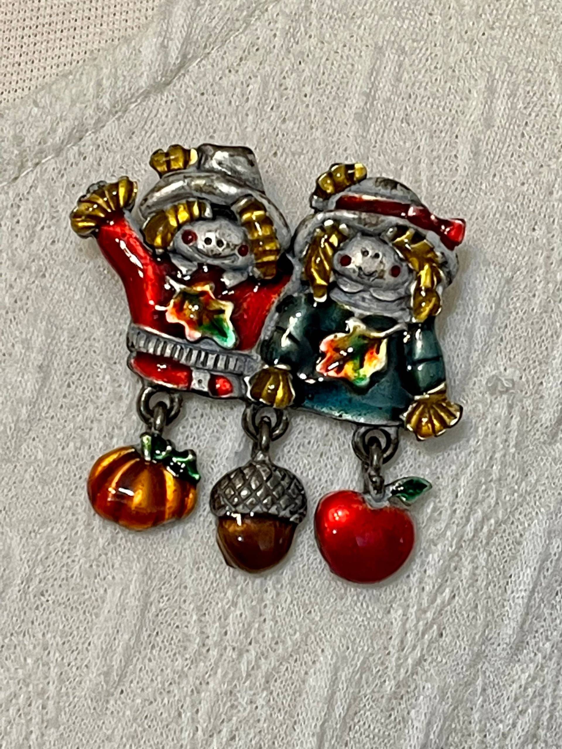 Vintage Scarecrow Brosche. Signierter Zinn Ajmc Pin. Halloween Oktober Herbst Articulated Jewerly. Geschenkbox Vintage Scarecrow Brosche. Signierter Zinn Ajmc Pin. Halloween Oktober Herbst Articulated Jewerly. Geschenkbox von AngelicBeaders