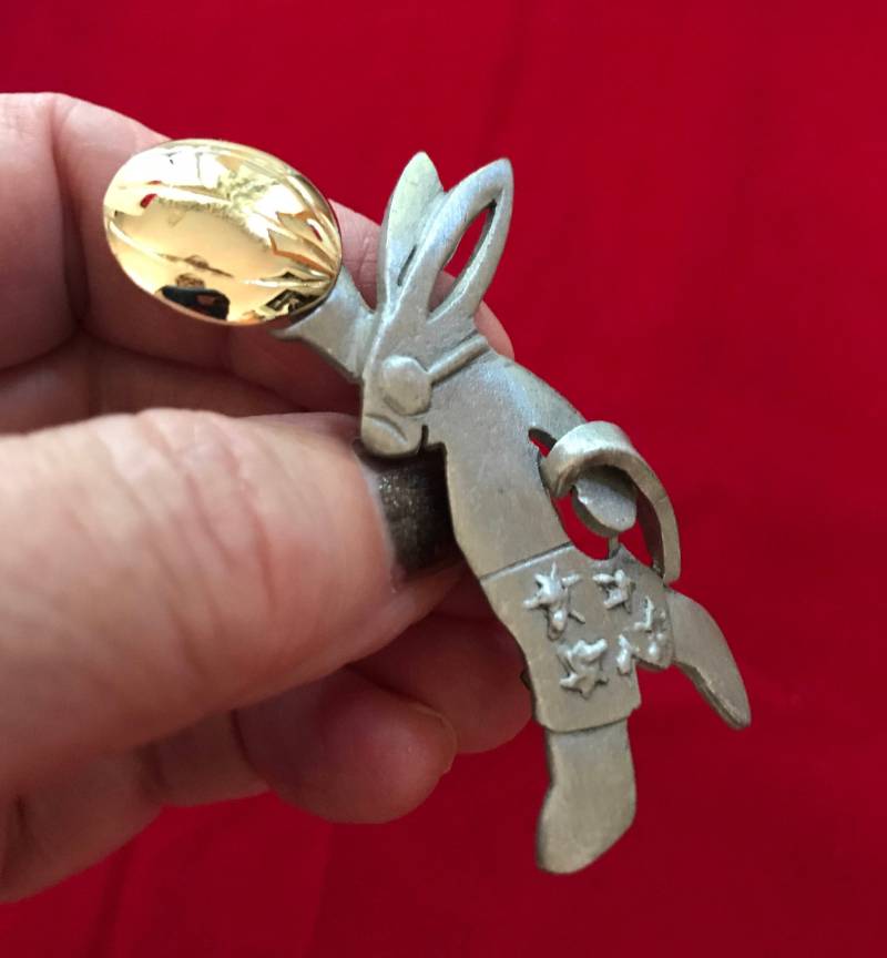 Vintage Ultra Craft Pewter Kaninchen Brosche Zweifarbiger Basketball Hase Anstecker von AngelicBeaders