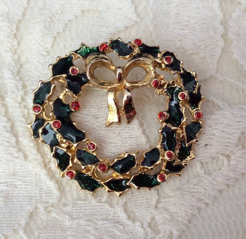 Vintage Weihnachtskranz Emaille Pin Urlaub Holly Berry Schmuck von AngelicBeaders