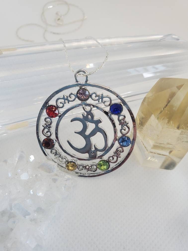 Om ~ Multi Edelstein Chakra Heilstein Anhänger Granat Peridot Amethyst Karneol Citrin Iolith von AngelicLightDesigns