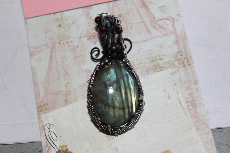 Handgefertigter Labradorit Anhänger Aus Silberdraht Umwickelt Mit Granat & Obsidian von Angelicflamesjewerly