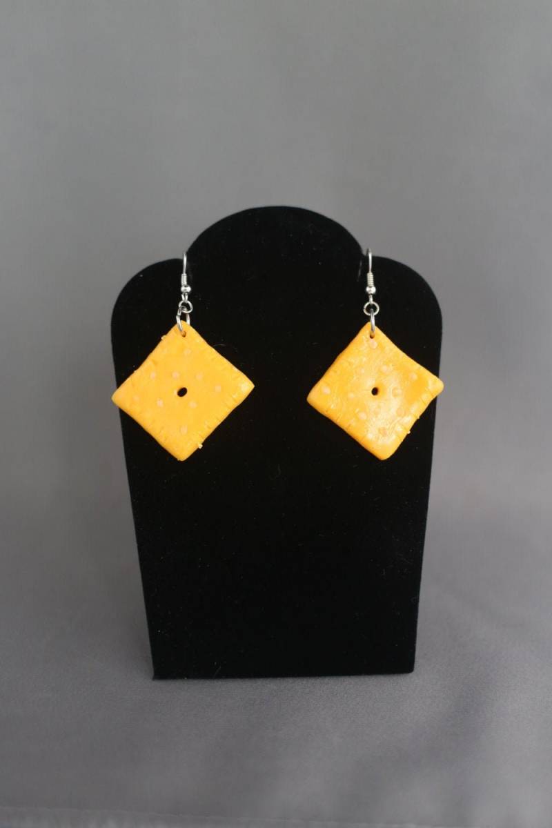 Cheez-It Ohrringe Aus Polymer Clay Cheez-It Ohrringe Aus Polymer Clay von AngelikaArtandCraft
