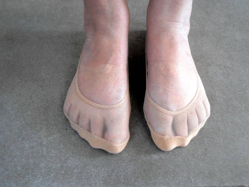 Beige Baumwoll Socken Weiße Socken Mit Cremefarbenen Füsschen Und Gel-Polster von AngelinaAccessories