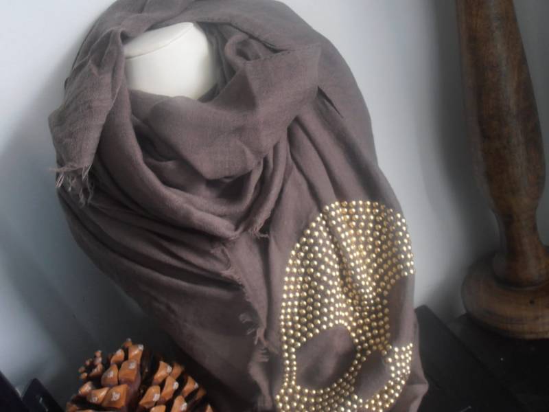 Brauner Skull Schal Nieten Gold Print, Langer Baumwoll Schal von AngelinaAccessories