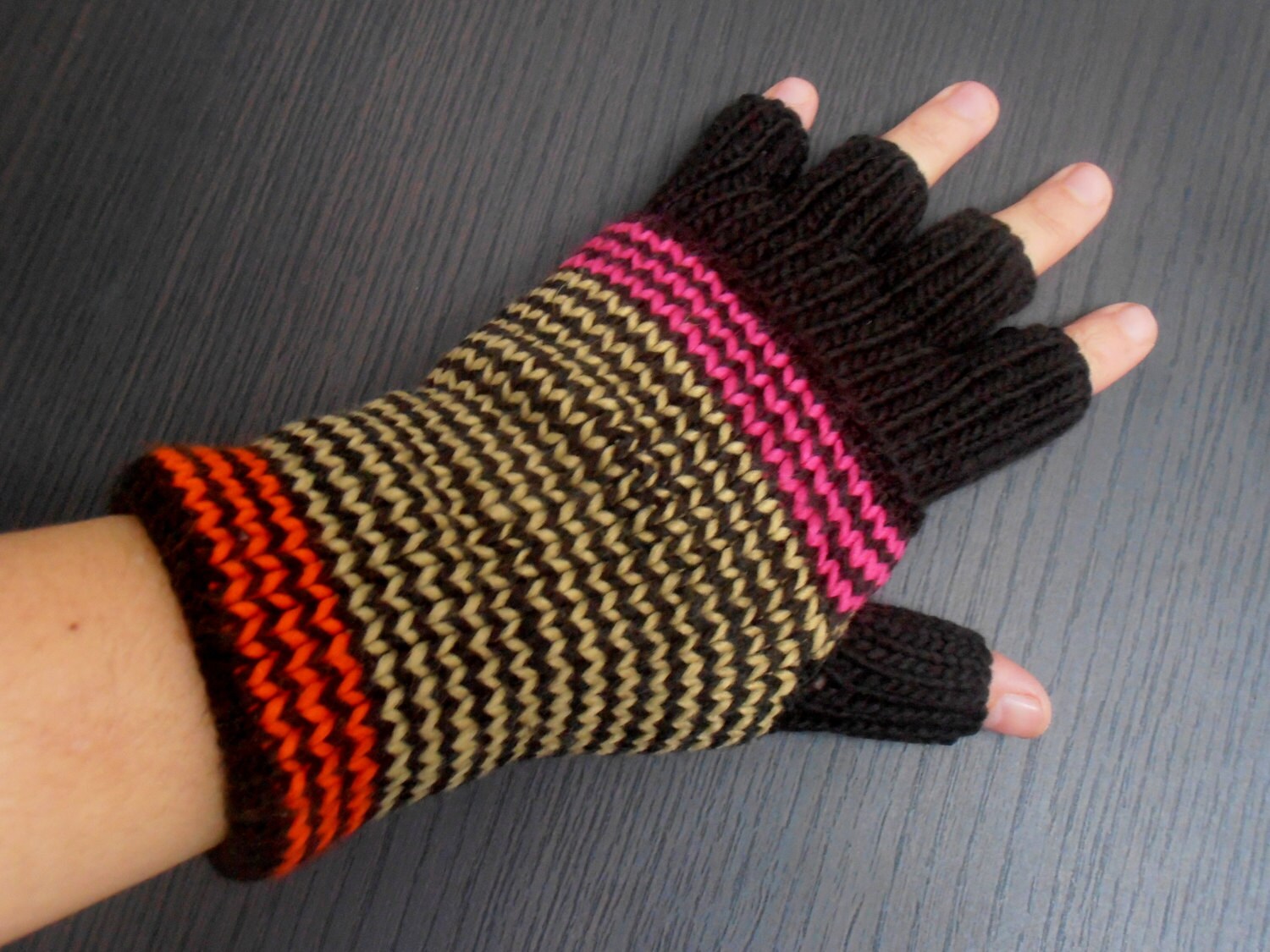 Gestrickte Fingerlose Handschuhe Mehrfarbige Pulswärmer Aus Wollmischung von AngelinaAccessories