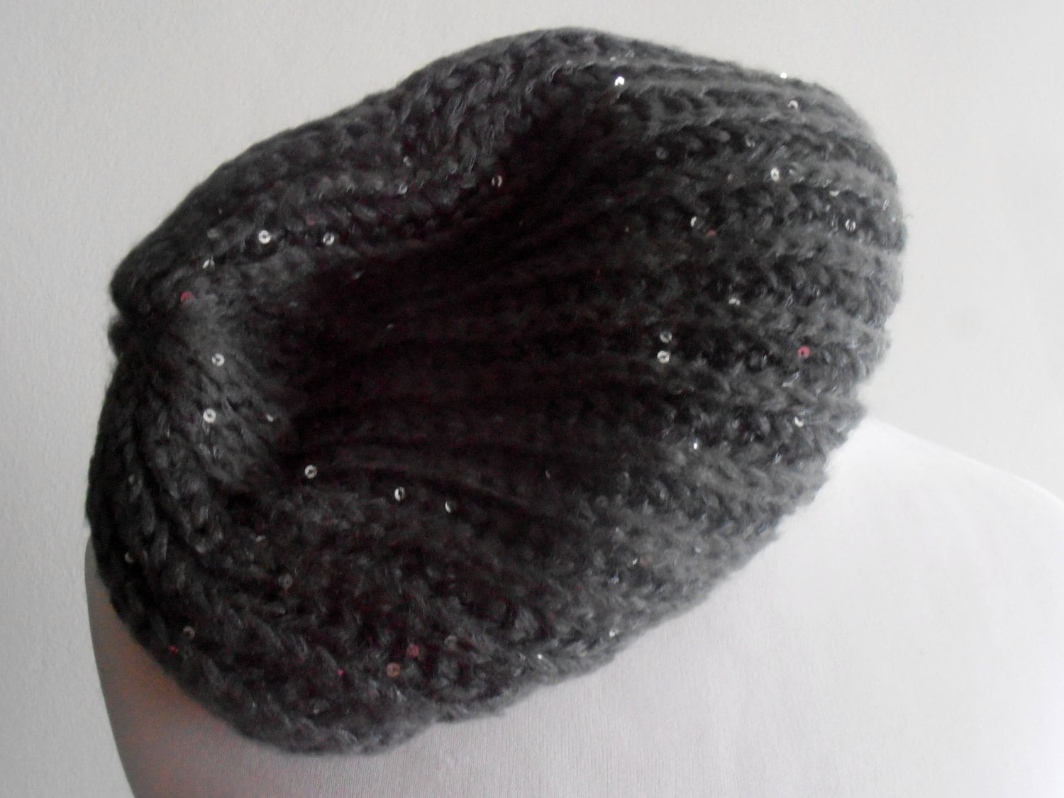 Graue Pailletten Beanie Häkelmütze Grobstrick Strickmütze von AngelinaAccessories